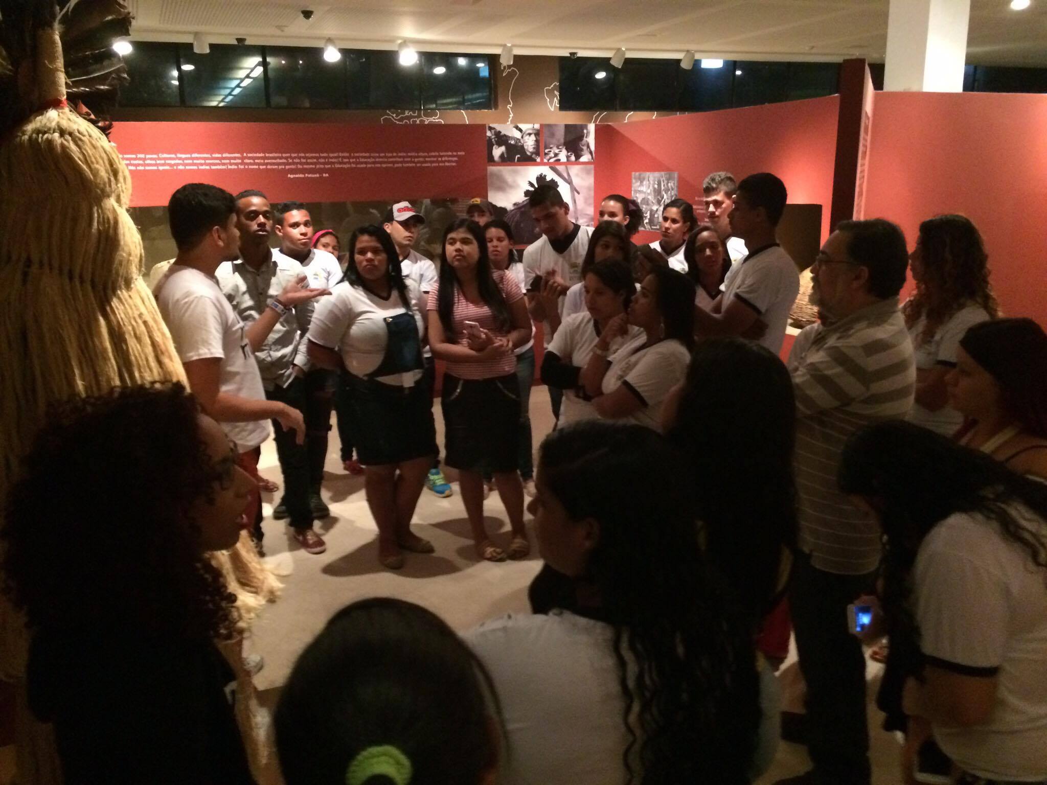 Hygor Callas apresenta o Museu aos jovens e adultos (Foto: Marcela Lins)