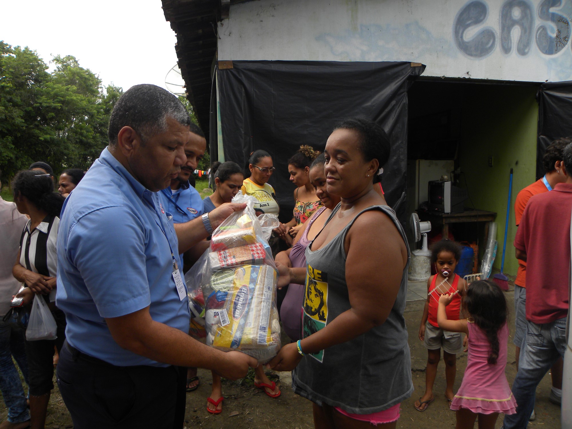 Maria Luciana recebendo a cesta de donativos